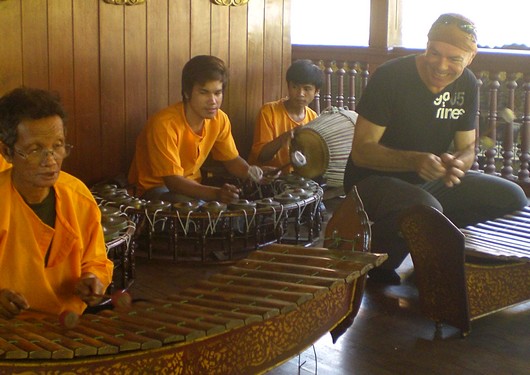 Drei Fragezeichen Musiker Jens-Peter Morgenstern in Phnom Penh